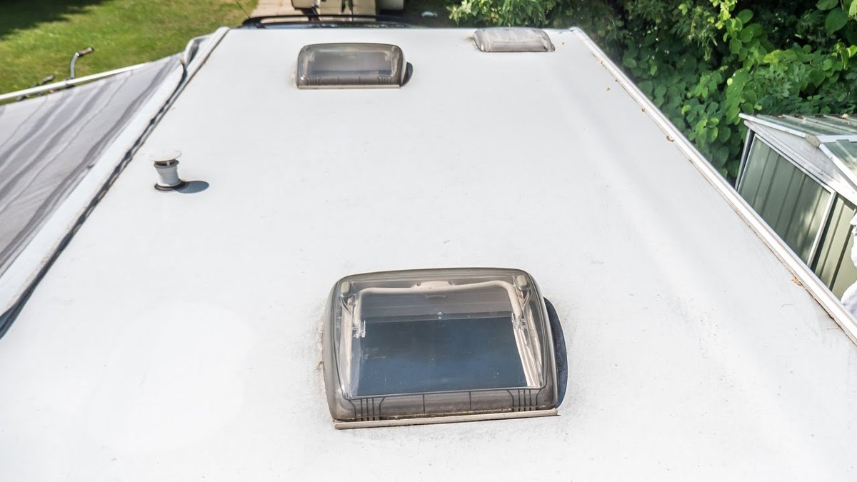 Kullanılmış bir karavan satın almak - ön değerlendirmeler, görüntüleme, devir teslim 2 Kullanılmış bir karavan satın alırken tavanın ve tavan kapaklarının görünümü