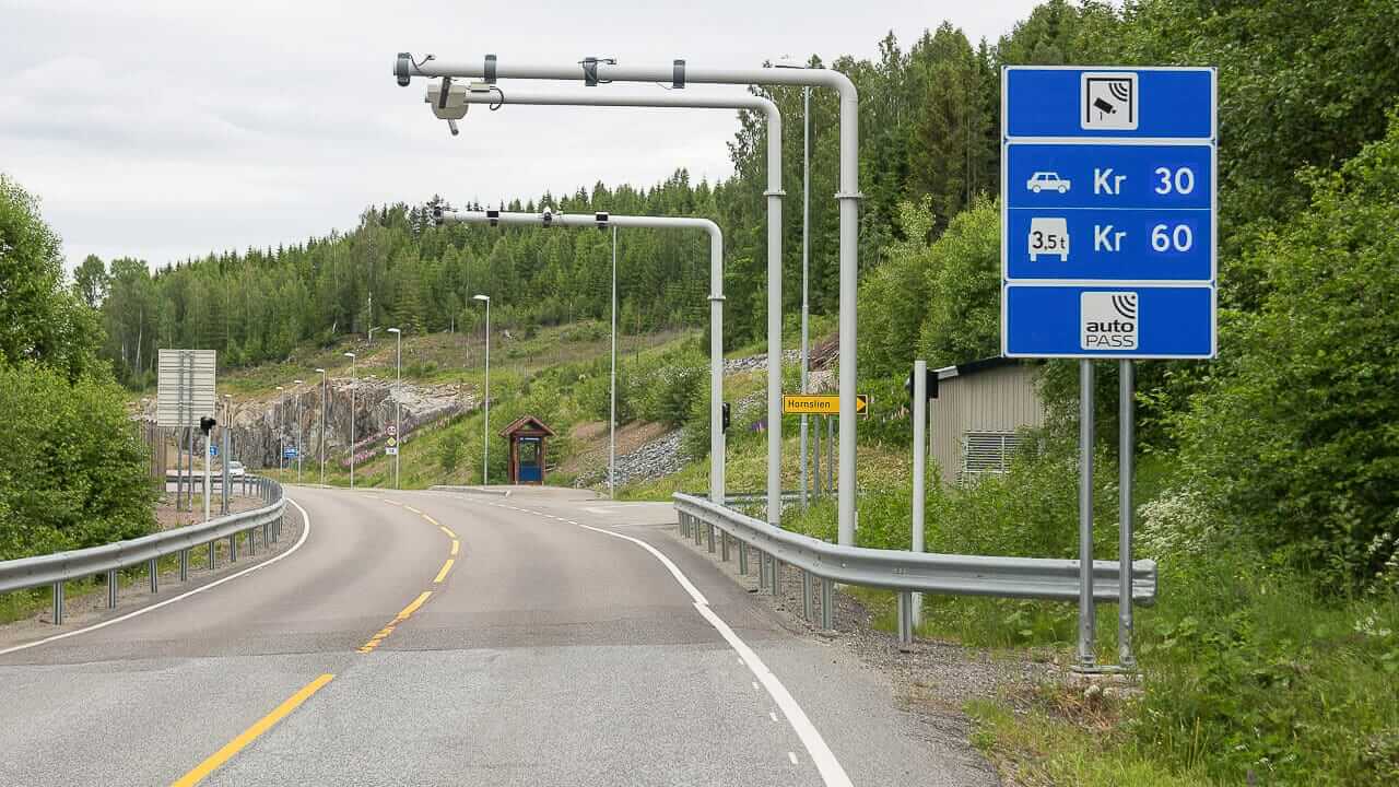 Norveç’te trafik kuralları: hız sınırları, geçiş ücretleri ve kampçılar için özel özellikler