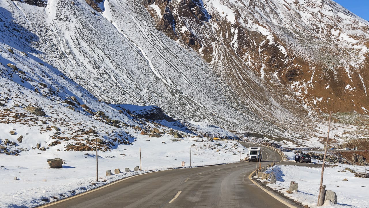 Avusturya’da trafik kuralları: hız, yüksek görünürlüklü yelekler ve kampçılar için özel özellikler