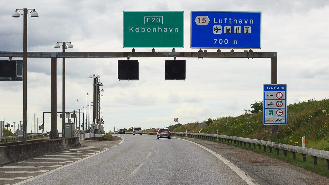 Danimarka’da trafik kuralları: hız, güvenlik yelekleri ve kampçılar için özel özellikler