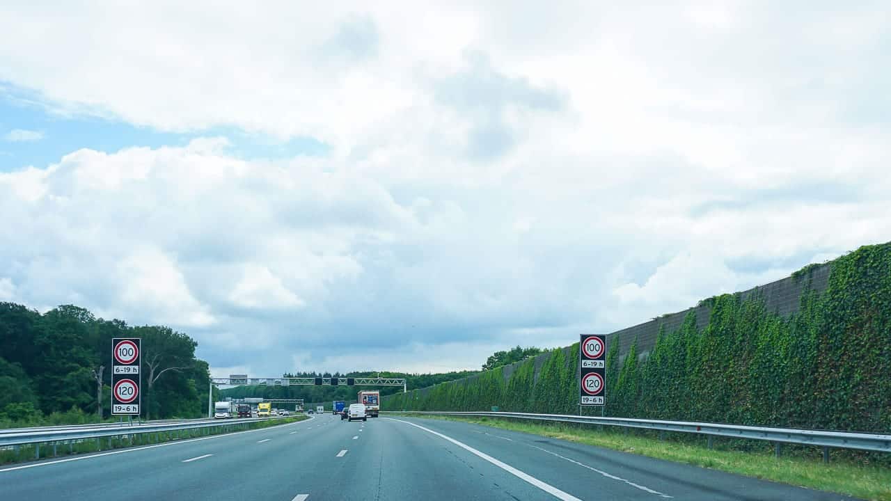 Hollanda’da trafik kuralları: Hız sınırı, güvenlik yeleği ve araç sürücüleri ve kampçılar için özel özellikler
