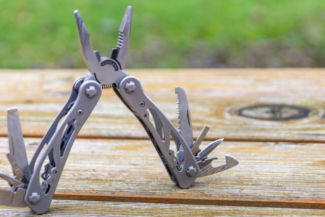 Ahşap masa üzerinde Leatherman çok amaçlı alet
