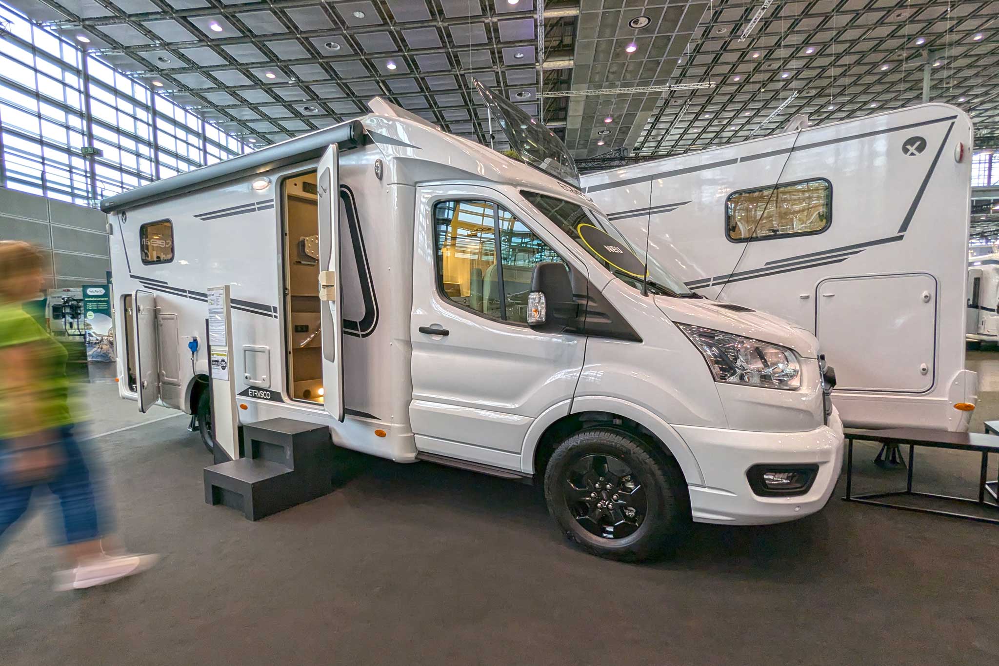 Caravan Salon 2024’ten yeni ürünler: Etrusco V 6.8 SCF – kompakt boyutlara sahip yarı entegre karavan