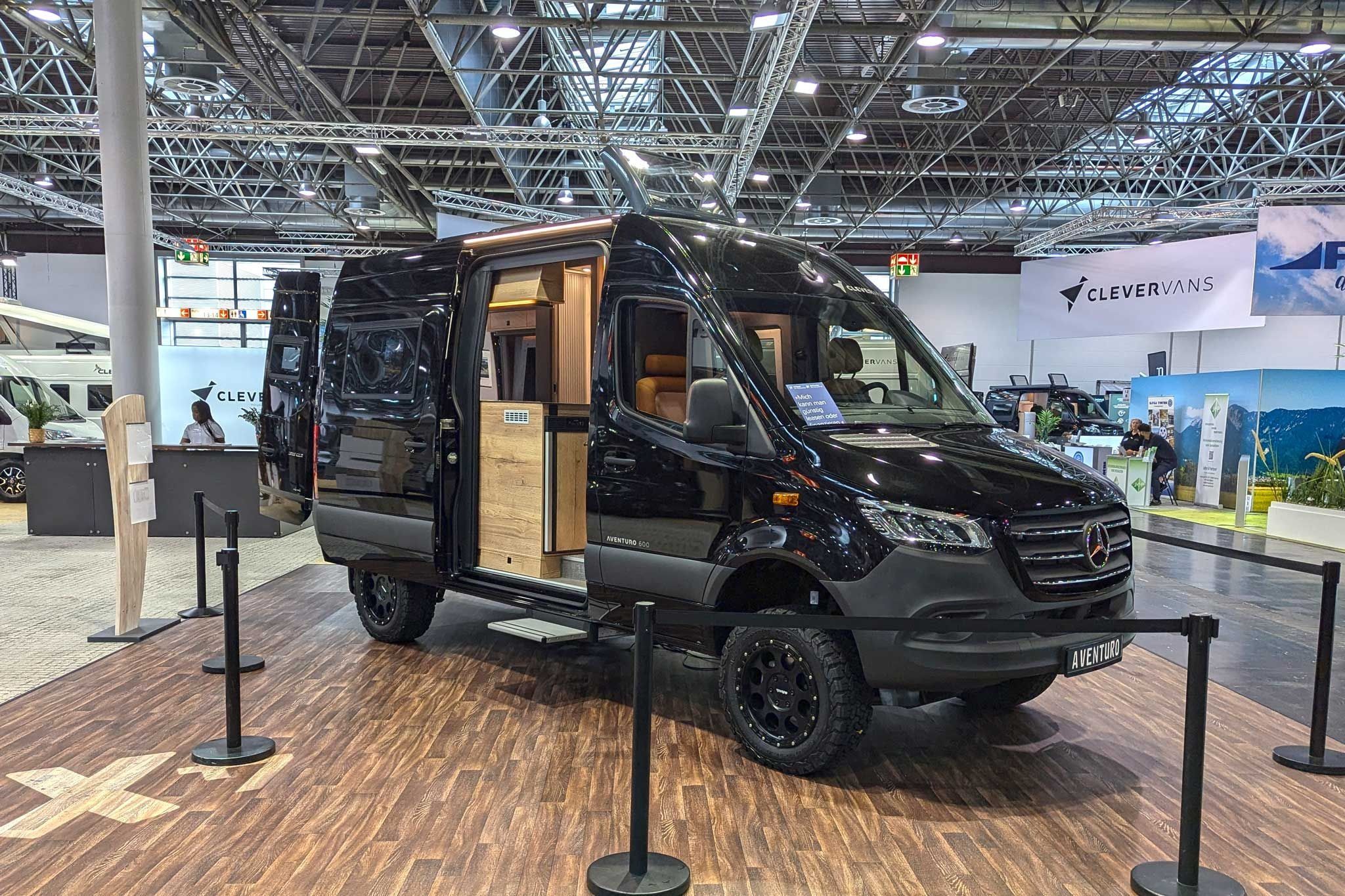 Innovations Caravan Salon 2024: Clever Aventuro 600 – 2 kişilik dört tekerlekten çekişli akıllı sprinter