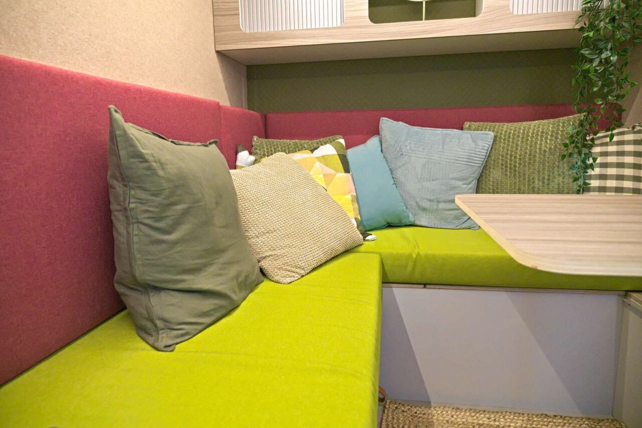 7even50 Mini-Travel (2025) - Çatı çadırlı ve 5 yatağa kadar mini karavan 3 7even50 sitzgruppe detail caravan salon 2024 c jalil landero flores