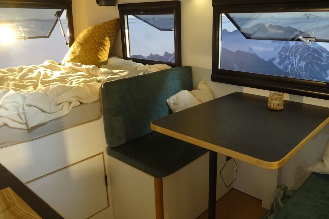 greenlander sherpa 4x4 sitzgruppe dinette und bett caravan salon 2024 c katja scholz