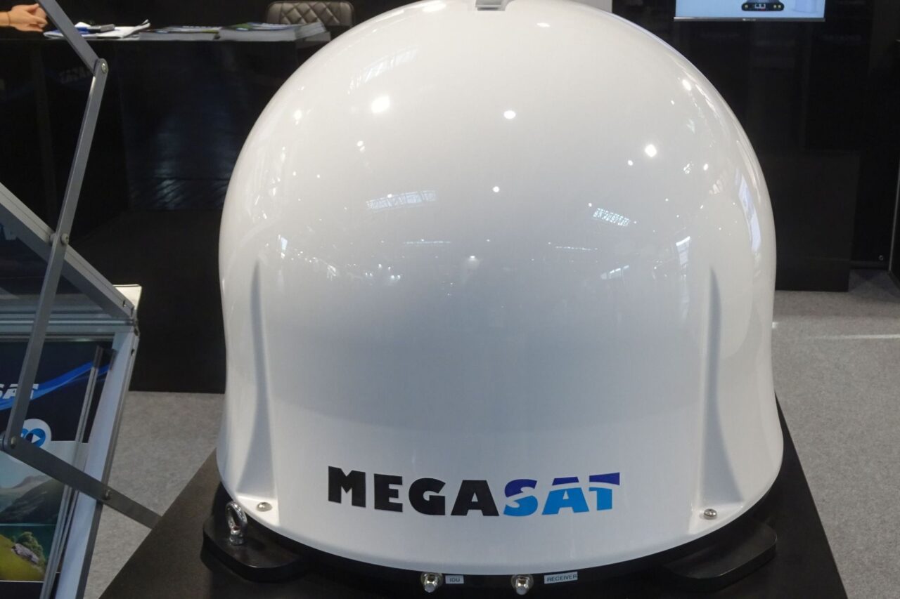 Megasat ürün yenilikleri (2025) - Mobil uydu anteni, WiFi güçlendirici ve Bluetooth kulaklıklar 1 produktneuheiten megasat campingman portable 4 antenne caravan salon 2024 c katja scholz