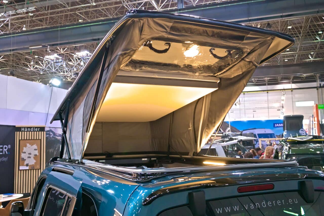 Vanderer One (2025): modüler gövdeli ve uyku tavanlı kompakt mini karavan 9 vanderer one bett aufstelldach