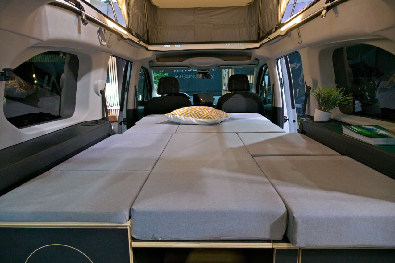 Vanderer One (2025): modüler gövdeli ve uyku tavanlı kompakt mini karavan 10 vanderer one bett heck