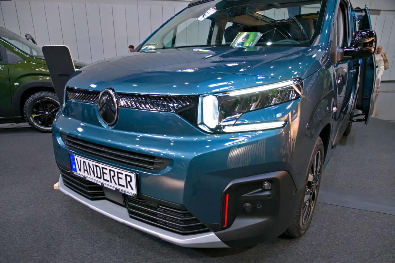 Vanderer One (2025): modüler gövdeli ve uyku tavanlı kompakt mini karavan 17 vanderer one exterieur