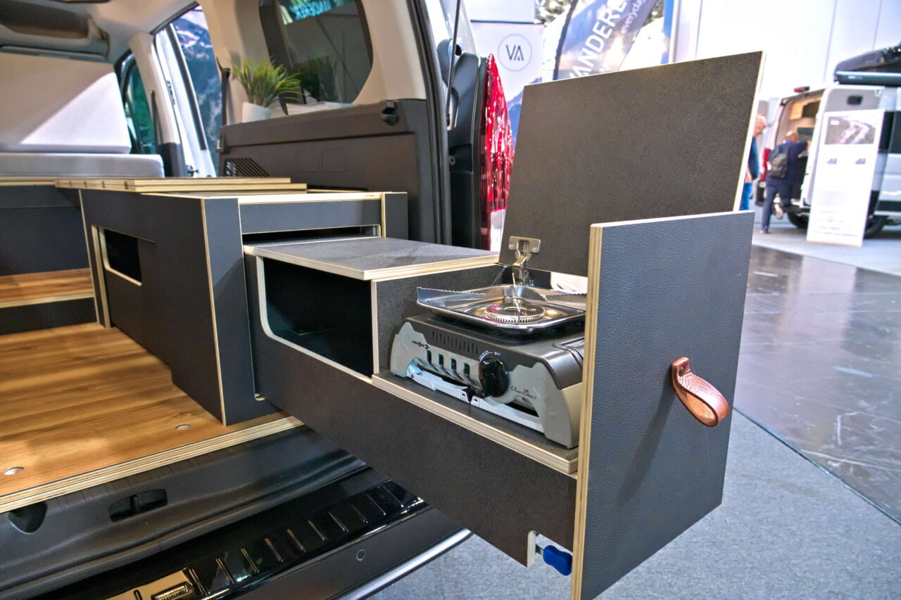 Vanderer One (2025): modüler gövdeli ve uyku tavanlı kompakt mini karavan 12 vanderer one kueche ausziehbar