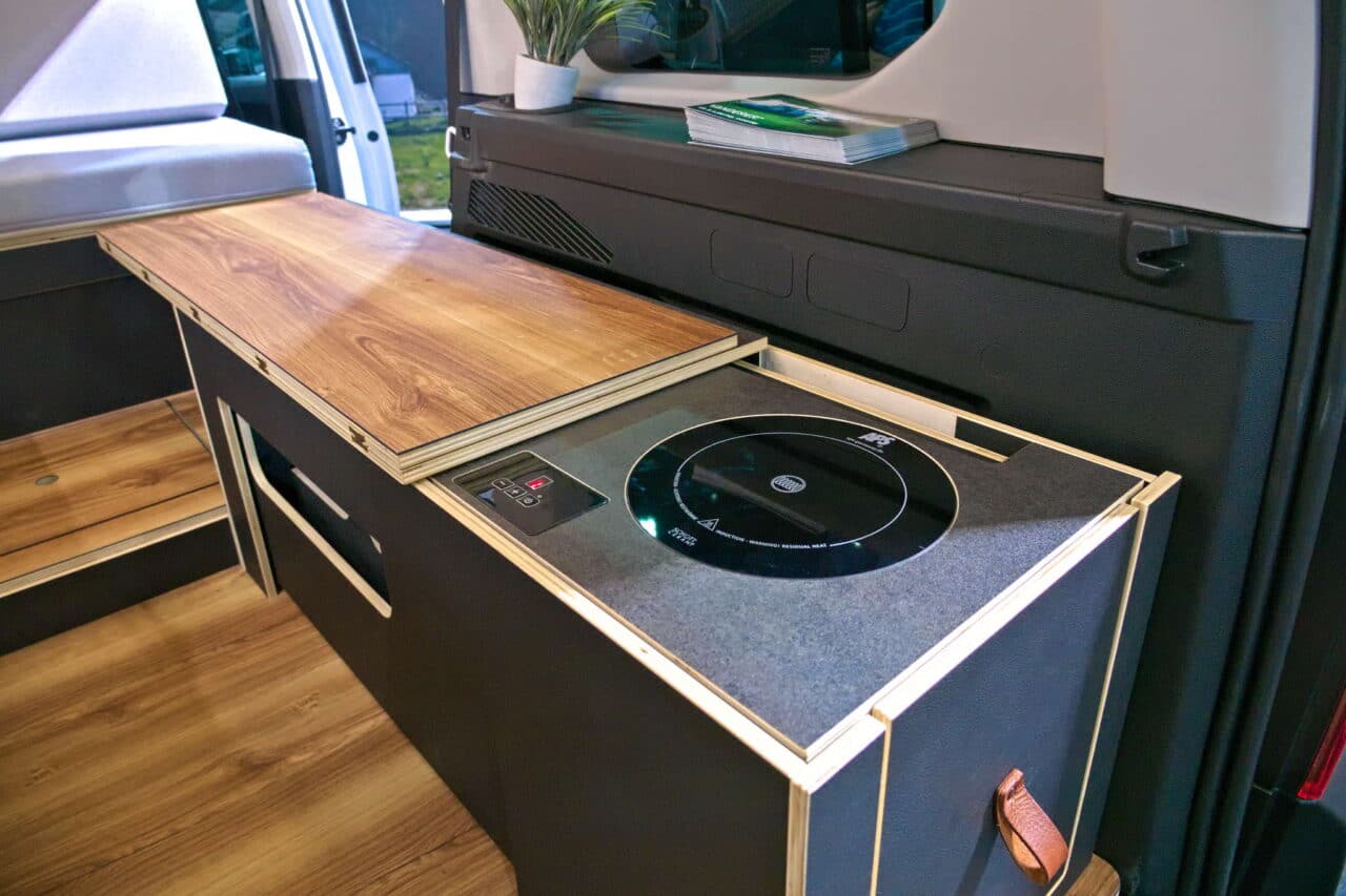 Vanderer One (2025): modüler gövdeli ve uyku tavanlı kompakt mini karavan 13 vanderer one kuechenmodul