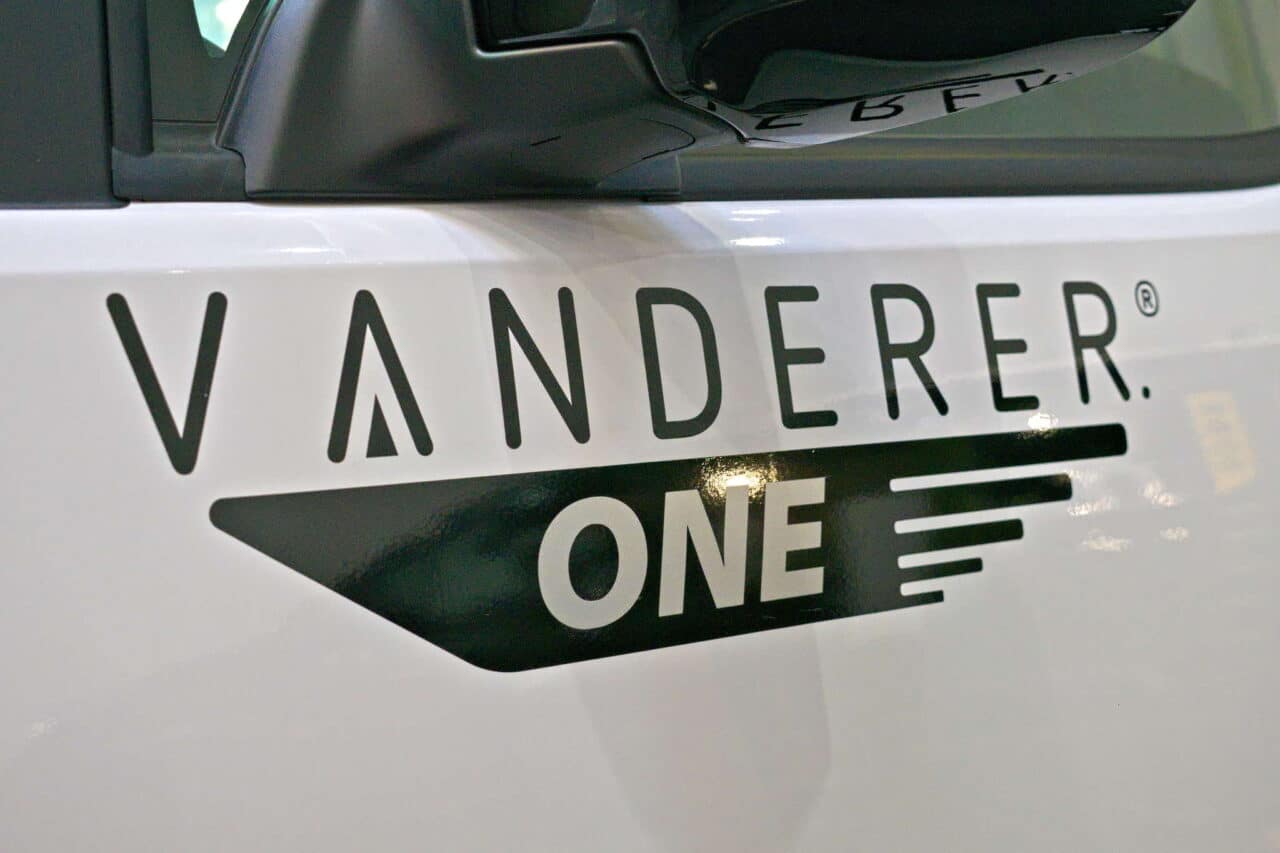 Vanderer One (2025): modüler gövdeli ve uyku tavanlı kompakt mini karavan 18 vanderer one logo