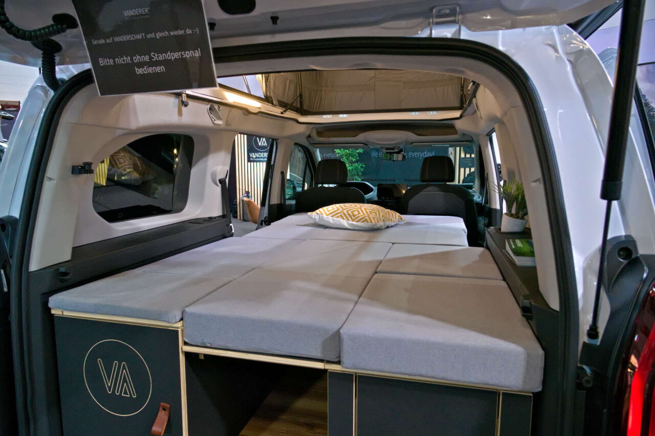 Vanderer One (2025): modüler gövdeli ve uyku tavanlı kompakt mini karavan 11 vanderer one schlafplatz heck