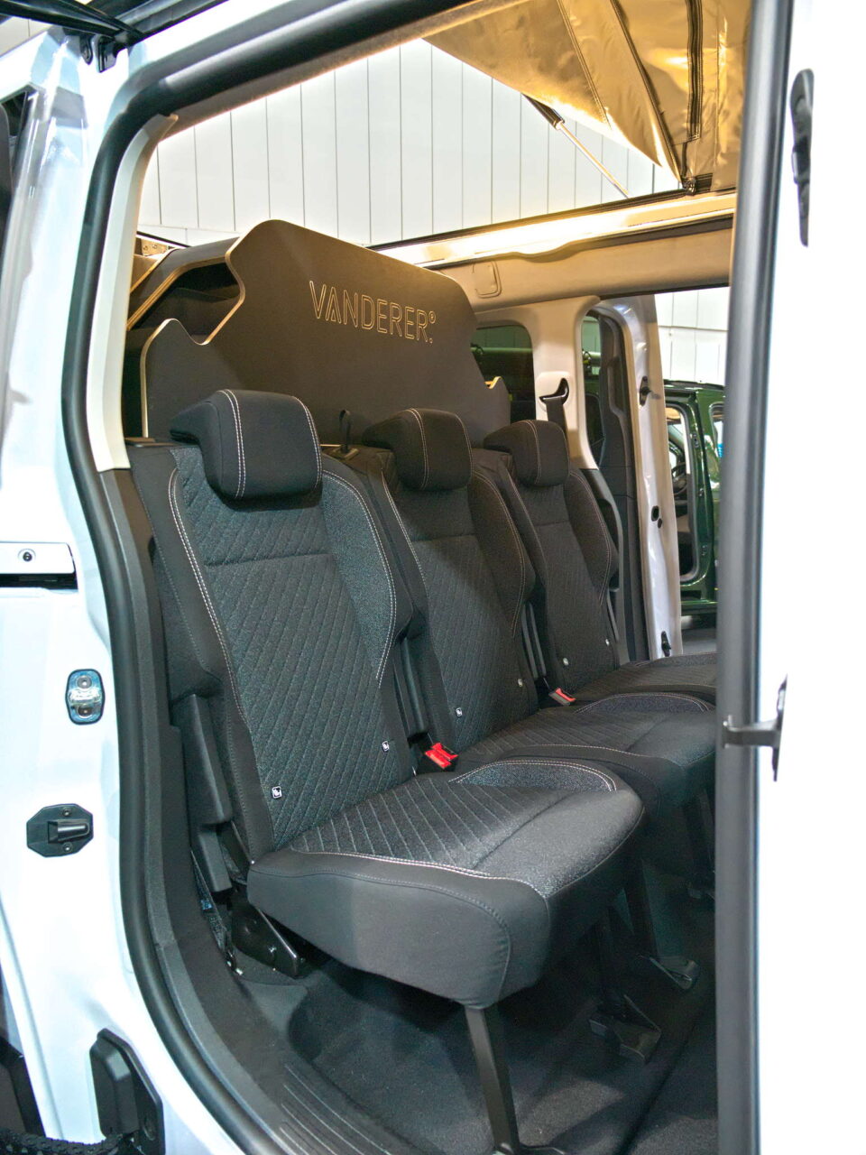 Vanderer One (2025): modüler gövdeli ve uyku tavanlı kompakt mini karavan 6 vanderer one sitbank