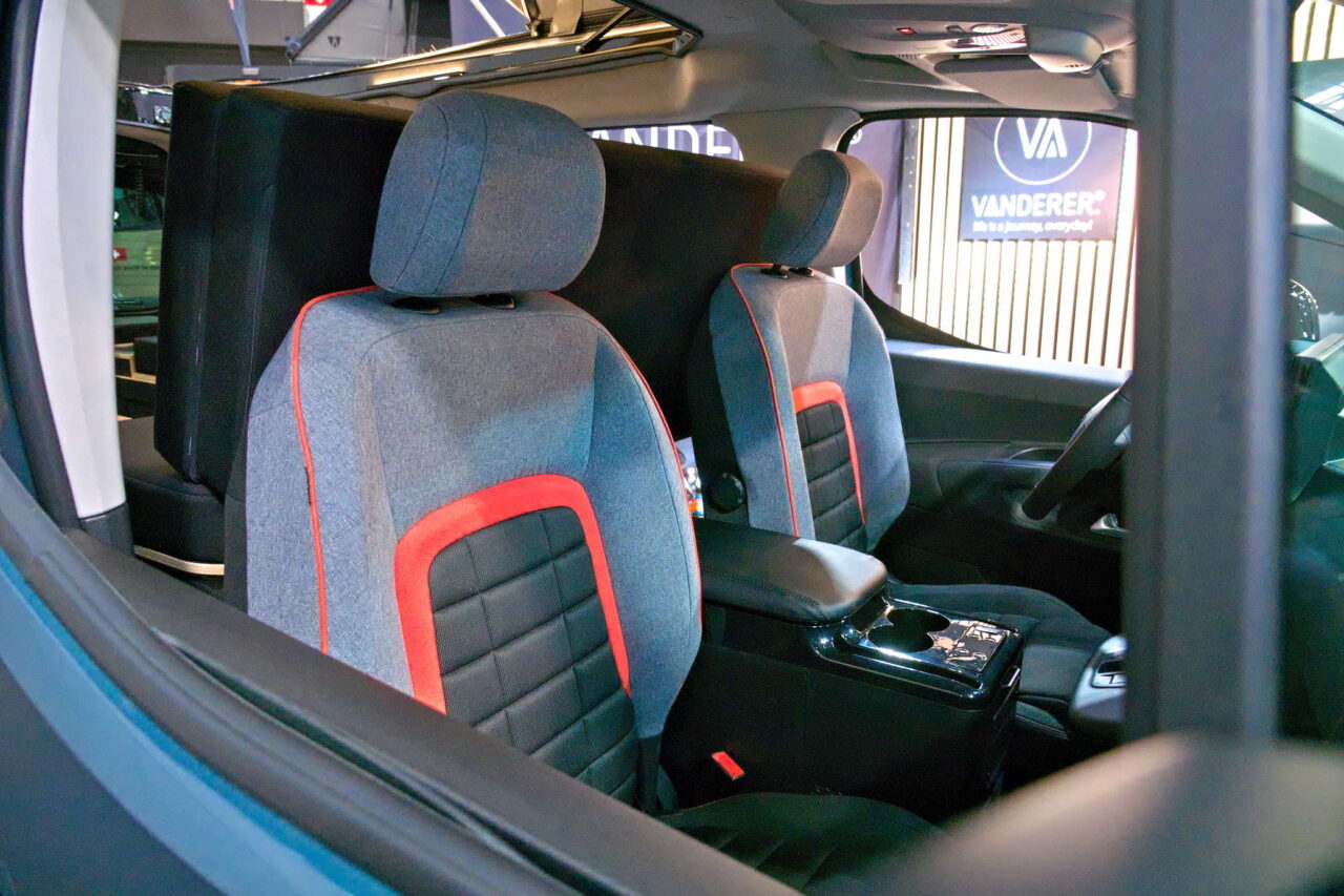 Vanderer One (2025): modüler gövdeli ve uyku tavanlı kompakt mini karavan 5 vanderer one sitze