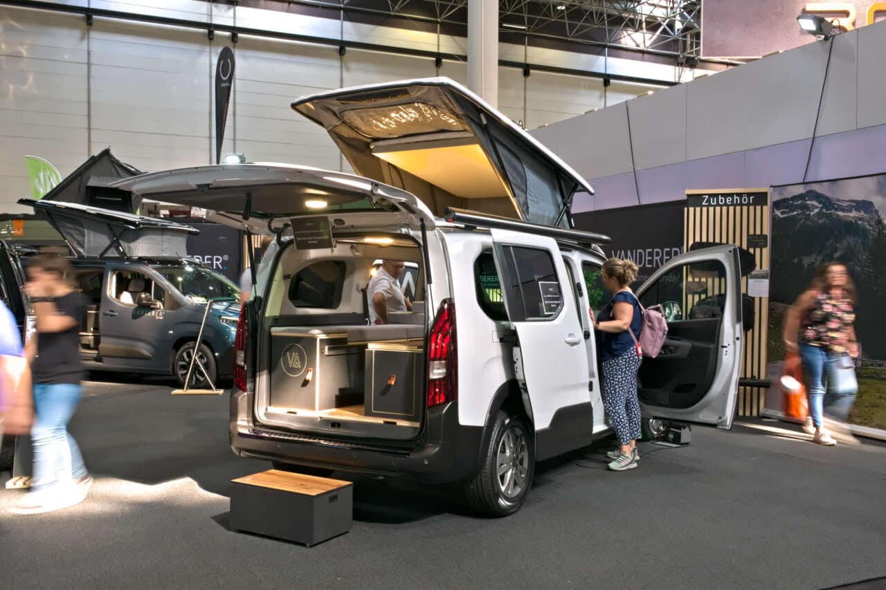 Vanderer One (2025): modüler gövdeli ve uyku tavanlı kompakt mini karavan 19 vanderer one stand