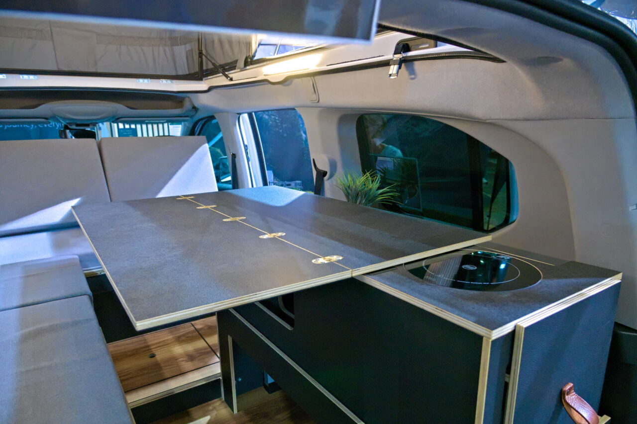 Vanderer One (2025): modüler gövdeli ve uyku tavanlı kompakt mini karavan 15 vanderer one tisch