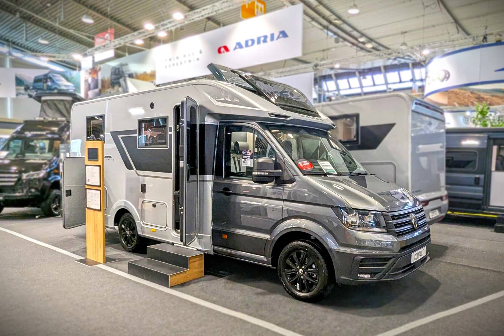Adria Compact Max (2025) – İyi hissettiren ambiyansa sahip dar yarı entegre model