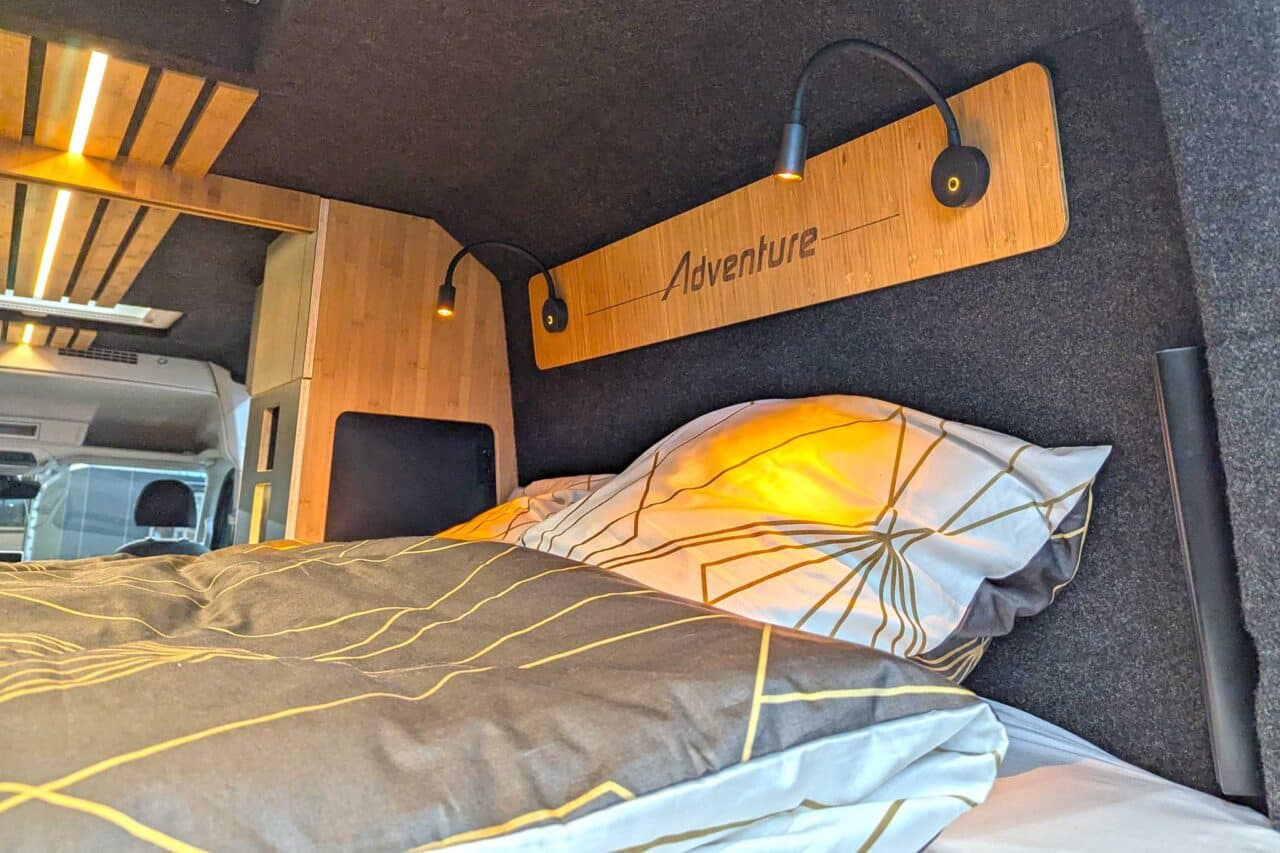 CMT 2025'teki Alpine Cross Cabin Macera Ofisi (2026) - Okuma lambalı yatak