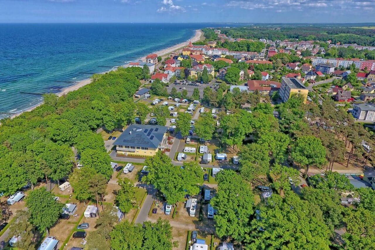 Kampçı cennetleri: Almanya'nın deneyimlemeniz gereken en iyi kamp alanları 1 Camping.info Almanya'da 1 numara: Kühlungsborn kamp alanı. Kırsal kesimdeki bir kamp alanının havadan görünümünü, arka planda denizle birlikte görebilirsiniz.
