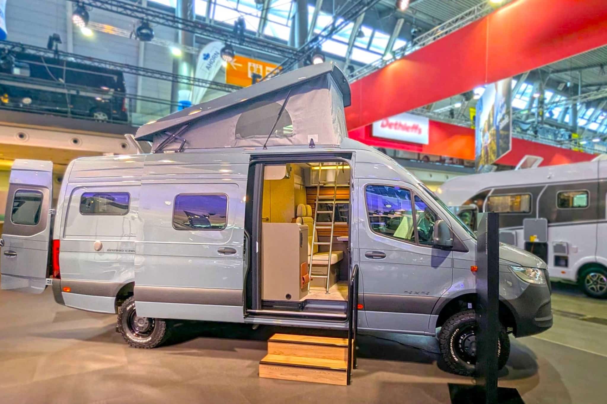 Hymer Grand Canyon S 700 (2025): Boydan boya yataklar ve döner küvet ile 7 metrenin üzerinde akıllı alan konsepti